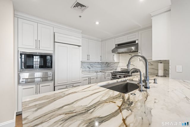 85 Memorial Road APT 411, West Hartford, CT 06107