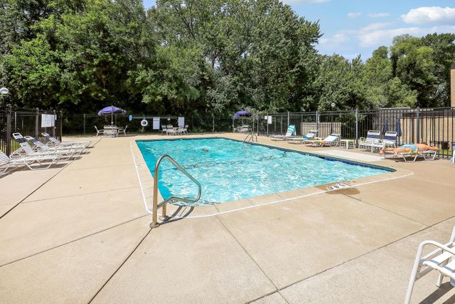 6710 Vernon Avenue S 406, Edina, MN 55436