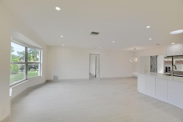 800 W Camino Real, Boca Raton, FL 33486