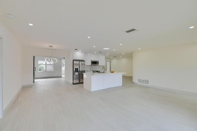 800 W Camino Real, Boca Raton, FL 33486