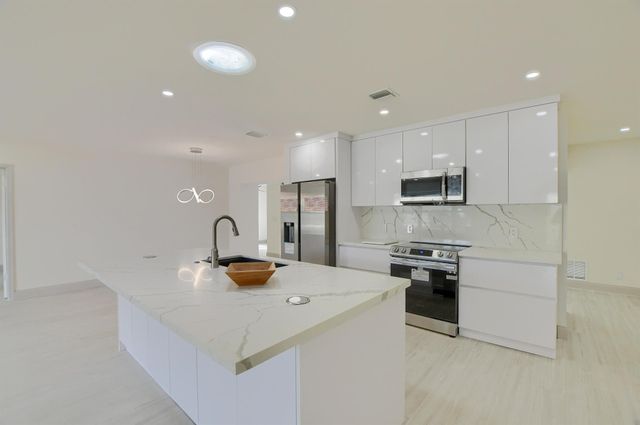 800 W Camino Real, Boca Raton, FL 33486