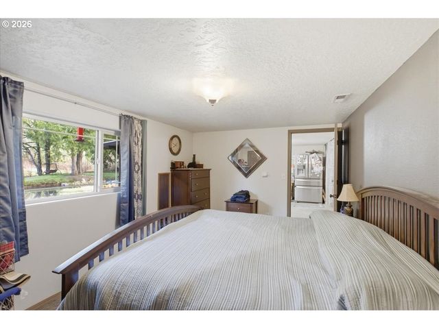 42801 ISLAND INN Dr, Lebanon, OR 97355