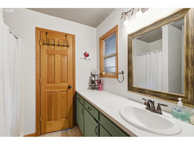 42801 ISLAND INN Dr, Lebanon, OR 97355