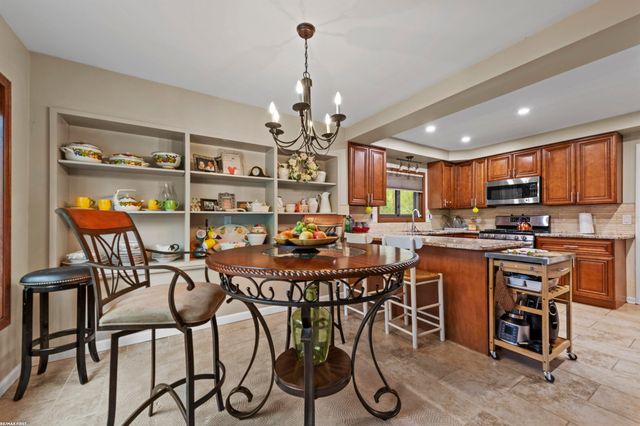 6910 Montgomery Drive, Shelby Twp, MI 48316