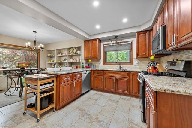 6910 Montgomery Drive, Shelby Twp, MI 48316