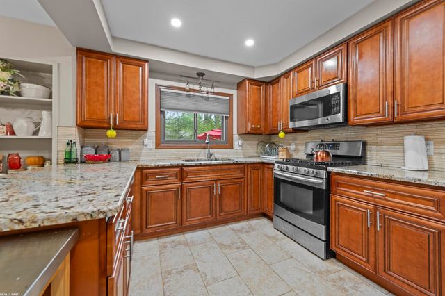6910 Montgomery Drive, Shelby Twp, MI 48316