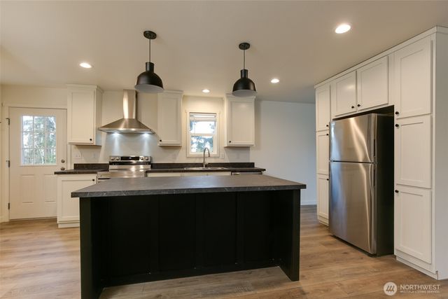 390 Ledgewood Beach Road, Coupeville, WA 98239