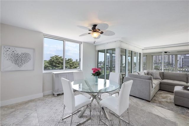 25 Bluebill AVE A201, Naples, FL 34108