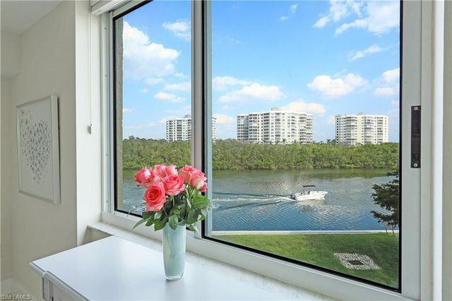 25 Bluebill AVE A201, Naples, FL 34108