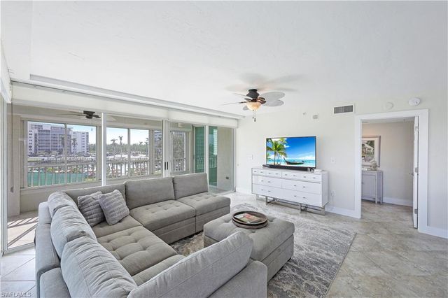 25 Bluebill AVE A201, Naples, FL 34108