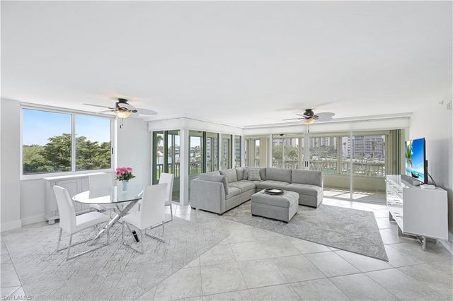 25 Bluebill AVE A201, Naples, FL 34108