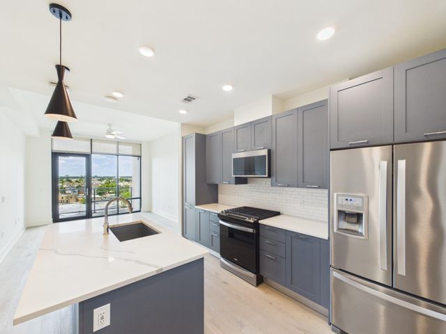 929 Westcott 819, Houston, TX 77007