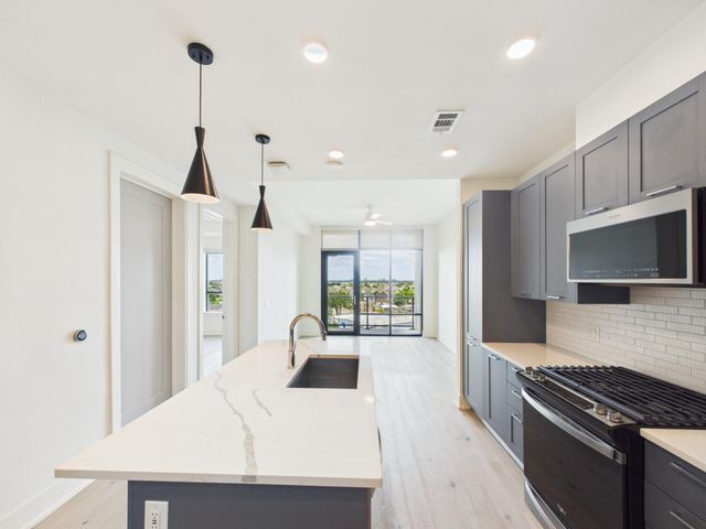 929 Westcott 819, Houston, TX 77007