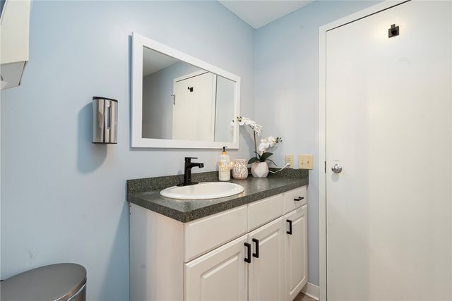 990 Main Street 3, East Greenwich, RI 02818