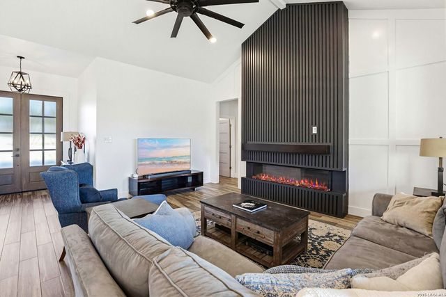 827 COUNTY ROAD 2801 E, Mico, TX 78056