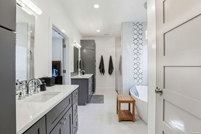 827 COUNTY ROAD 2801 E, Mico, TX 78056