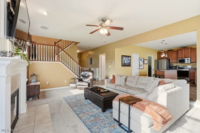 214 Gatwick Grove Circle, Wadsworth, OH 44281