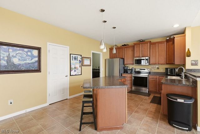 214 Gatwick Grove Circle, Wadsworth, OH 44281