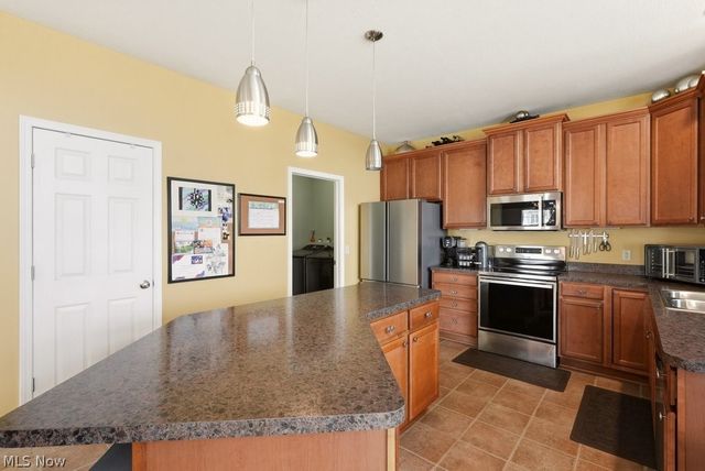 214 Gatwick Grove Circle, Wadsworth, OH 44281