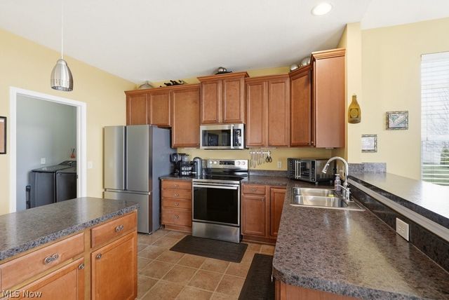 214 Gatwick Grove Circle, Wadsworth, OH 44281