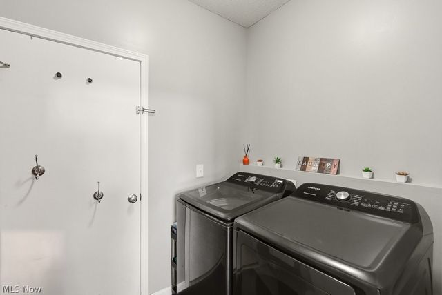 214 Gatwick Grove Circle, Wadsworth, OH 44281