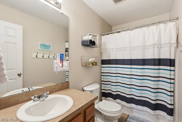 214 Gatwick Grove Circle, Wadsworth, OH 44281