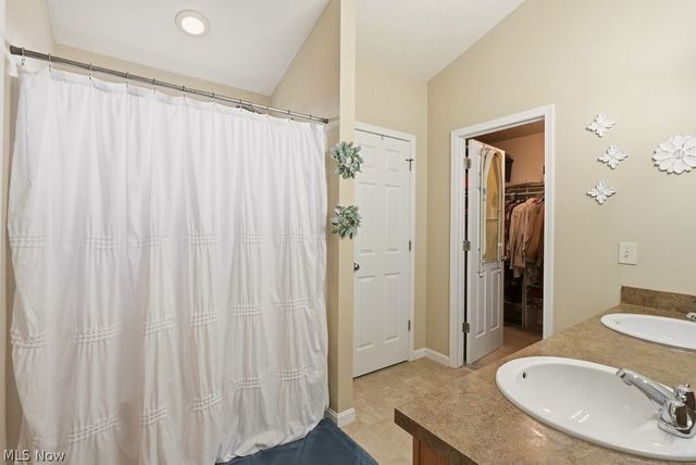 214 Gatwick Grove Circle, Wadsworth, OH 44281