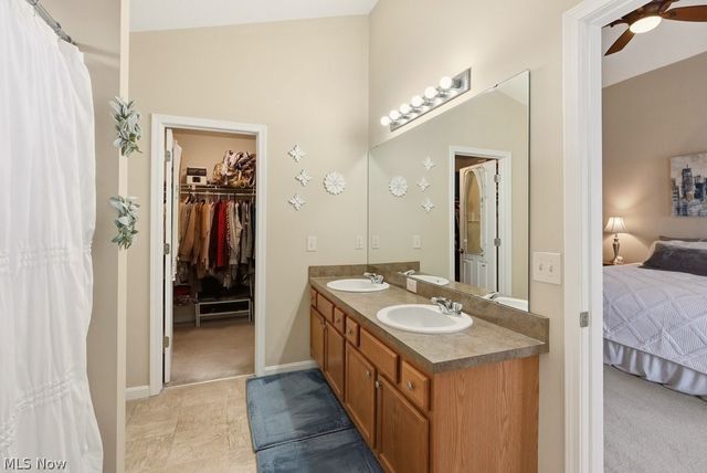 214 Gatwick Grove Circle, Wadsworth, OH 44281