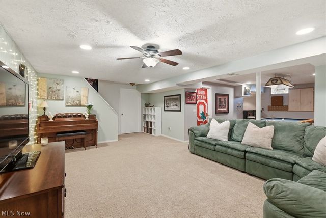 214 Gatwick Grove Circle, Wadsworth, OH 44281