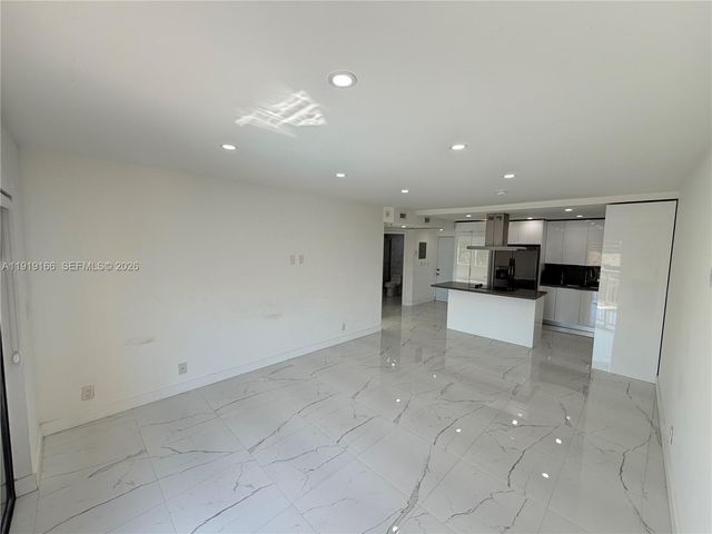 8290 Lake Drive 427, Doral, FL 33166