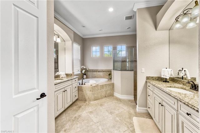9569 Siracusa CT, Naples, FL 34113
