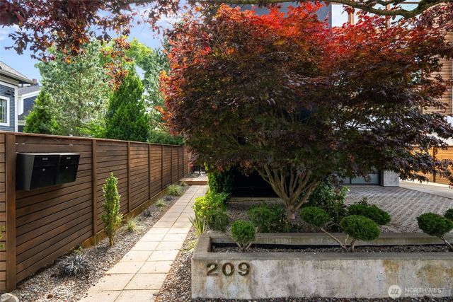 209 12th Ave E, Seattle, WA 98102