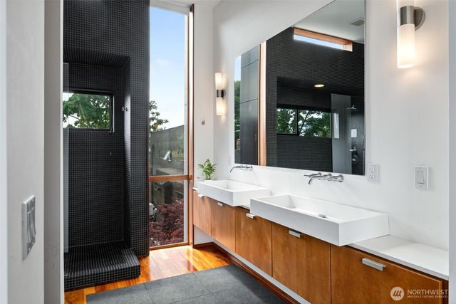 209 12th Ave E, Seattle, WA 98102