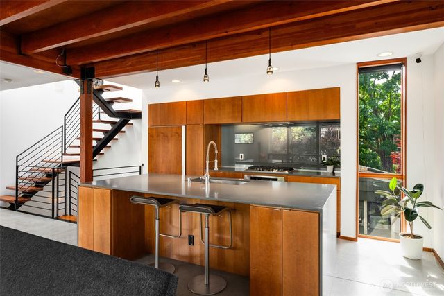 209 12th Ave E, Seattle, WA 98102