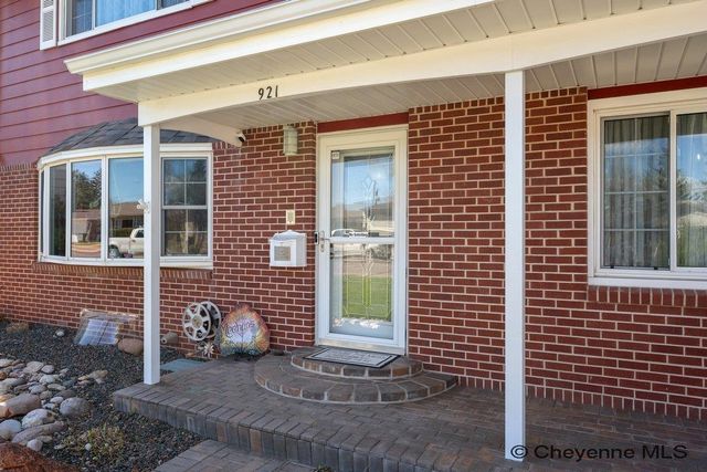 921 ARAPAHO ST, Cheyenne, WY 82009