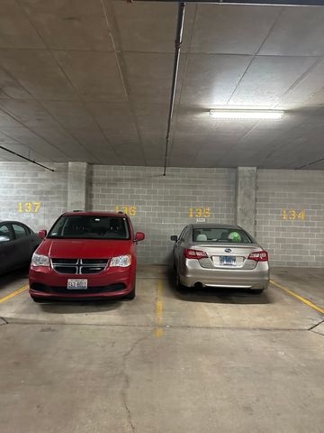 1122 W Catalpa Avenue P-135, Chicago, IL 60640