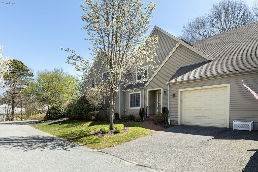 4 Bishops Park, Mashpee, MA 02649
