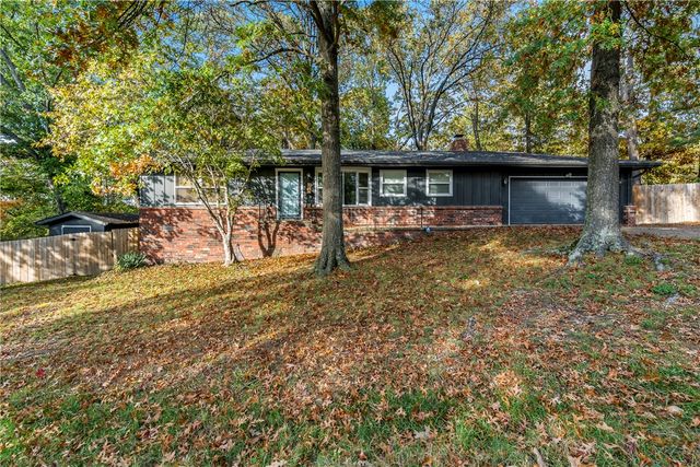 2 Douglas Circle, Bella Vista, AR 72715