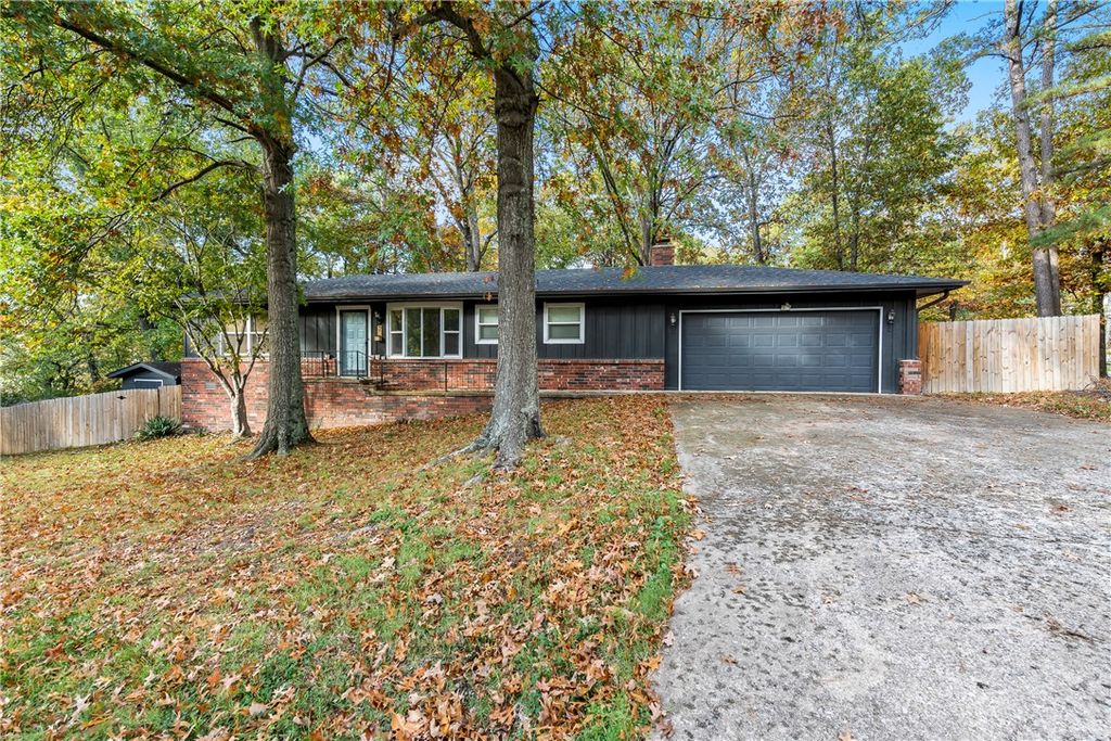 2 Douglas Circle, Bella Vista, AR 72715