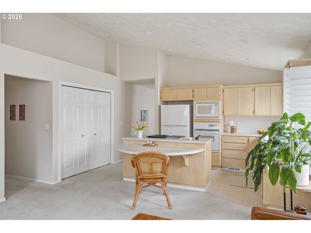 1747 Ne GERTZ Rd, Portland, OR 97211