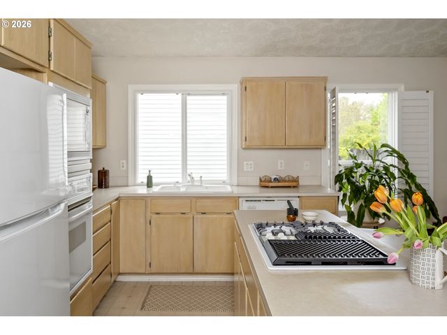 1747 Ne GERTZ Rd, Portland, OR 97211