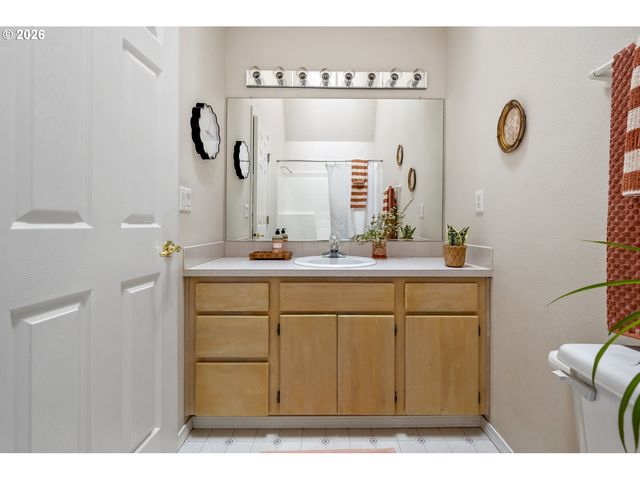 1747 Ne GERTZ Rd, Portland, OR 97211