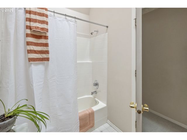 1747 Ne GERTZ Rd, Portland, OR 97211