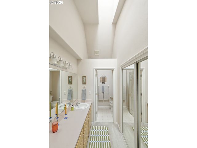 1747 Ne GERTZ Rd, Portland, OR 97211