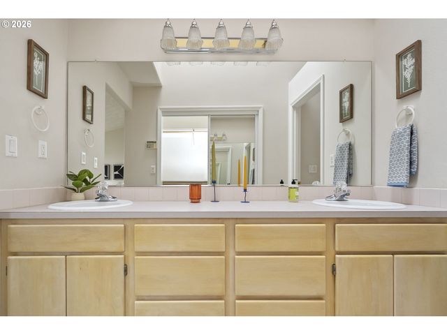 1747 Ne GERTZ Rd, Portland, OR 97211