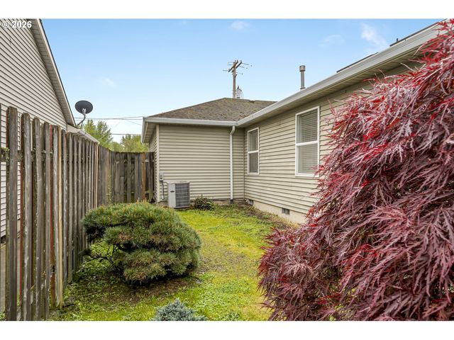 1747 Ne GERTZ Rd, Portland, OR 97211