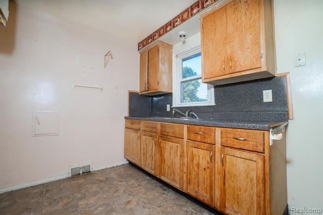 13150 Glenfield Street, Detroit, MI 48213
