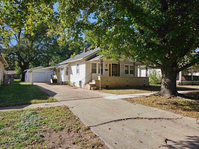 1911 Fuller St, Winfield, KS 67156