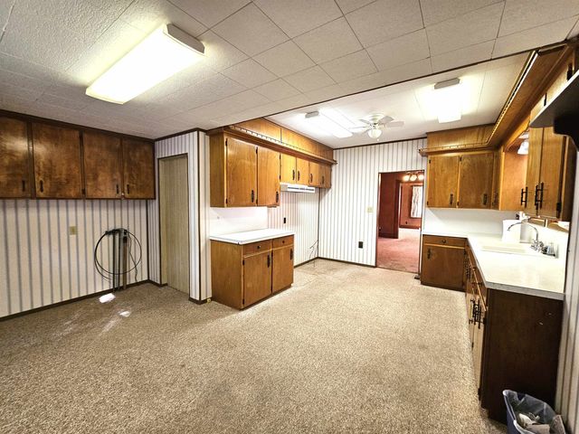 1911 Fuller St, Winfield, KS 67156