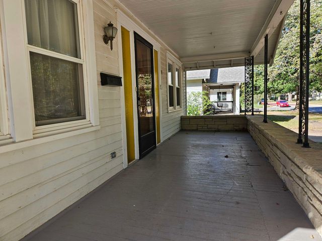 1911 Fuller St, Winfield, KS 67156